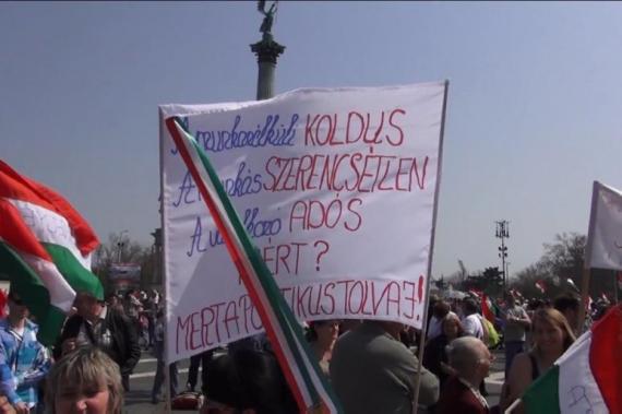 Március 8-án, civilek tüntetnek a Hősök terén, az Alkotmányos jogaik visszaállításáért