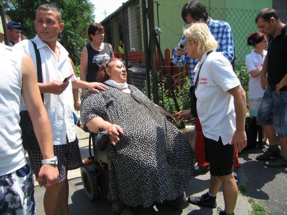 Mindkét lábára amputált 70 éves asszonyt készülnek az utcára tenni. (Simó Endre, MSZF)