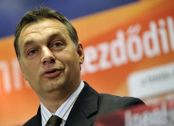 Ezt szervezi Orbán a magyarnak, aki illiberális államot hirdetett